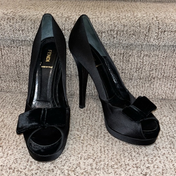 Fendi satin and velvet peep toe pumps 40